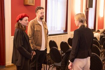 Letzte Abstimmungen im Harbker Kulturhaus: Poetry-Slammer Josephine von Blueten Staub und Hendrik Szántó im Gespräch mit Gedenkstätten-Mitarbeiterin Insa Ahrens. Foto: Asmus