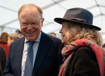 Ministerpräsident Stephan Weil im Gespräch mit Elisabeth Heister-Neumann, der Initiatorin des Vereins Grenzenlos. Foto: Maik Schöttke