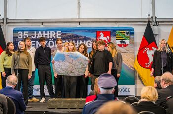 Aufführung von Schülerinnen und Schülern des Gymnasiums am Bötschenberg am Lappwaldsee. Foto: Guido Linke